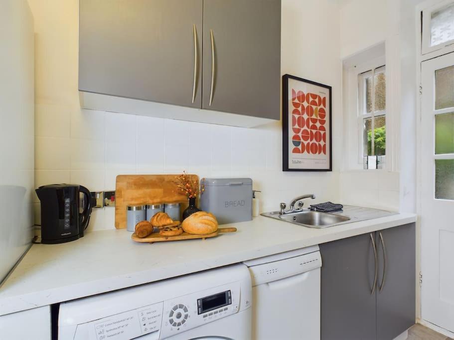 1 Bed Apartment West Kensington Лондон Экстерьер фото