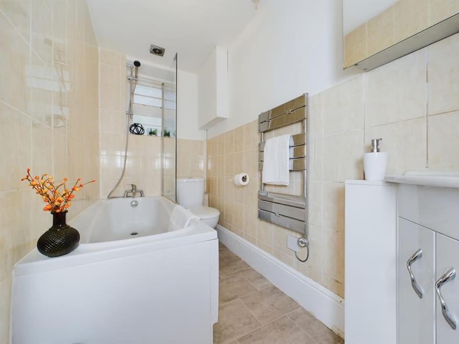 1 Bed Apartment West Kensington Лондон Экстерьер фото
