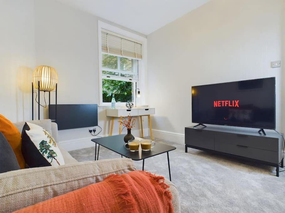 1 Bed Apartment West Kensington Лондон Экстерьер фото